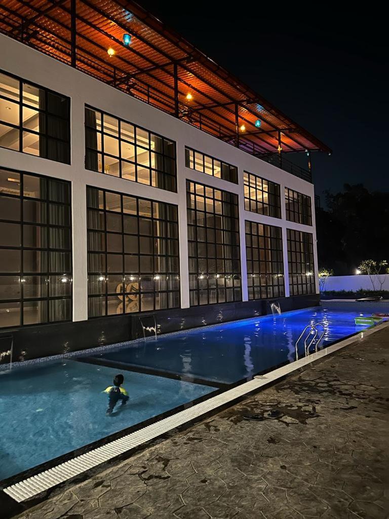 Krown Palace Resort Silvassa Dış mekan fotoğraf