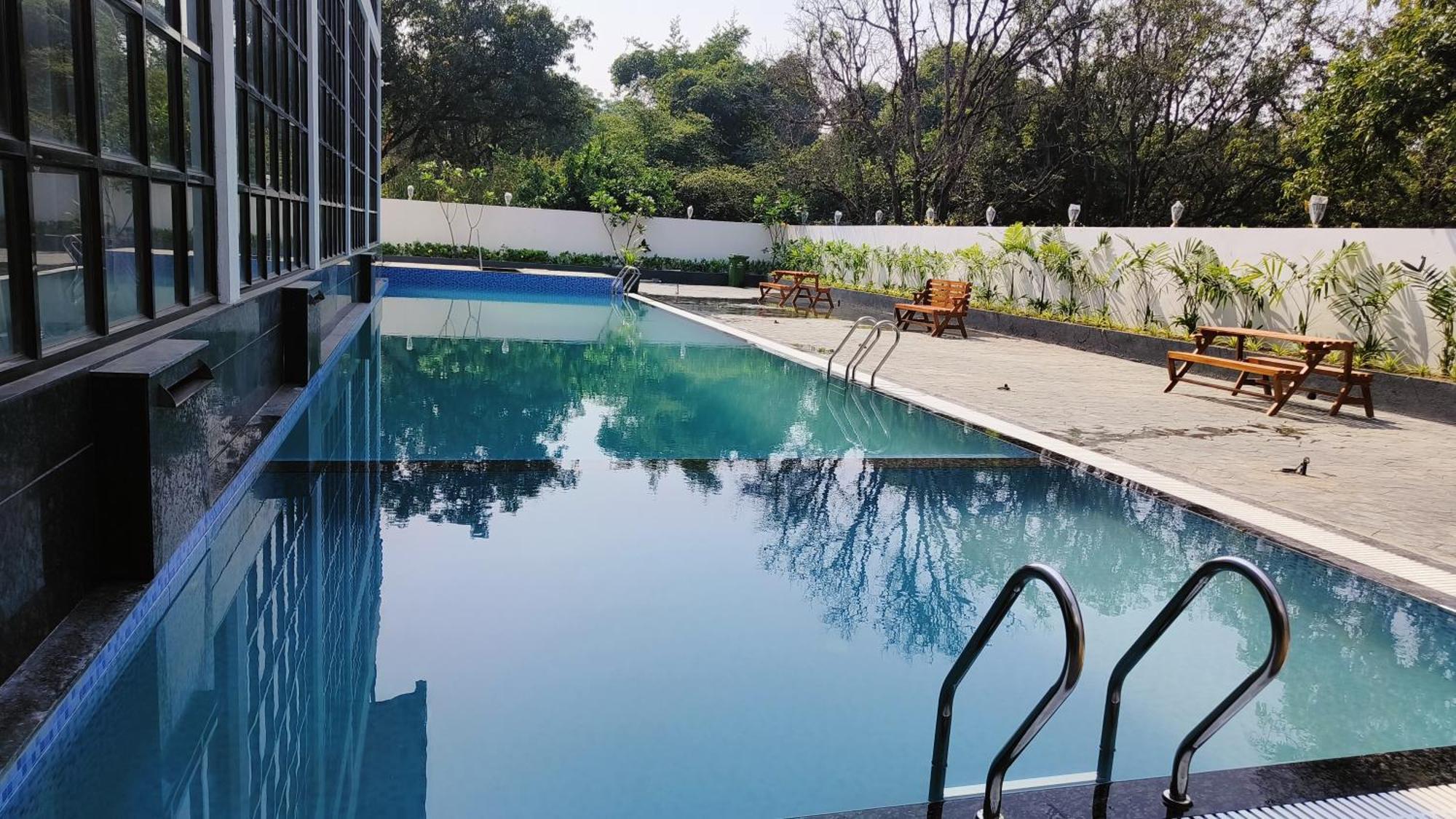 Krown Palace Resort Silvassa Dış mekan fotoğraf
